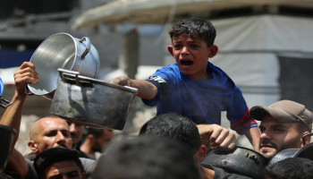 الاعلام الحكومي بغزة: العدو يصعد هجماته ضد مراكز توزيع الغذاء والمساعدات بالقطاع