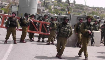 العدو ينصب حاجزا عسكريا عند مفرق الرام شمالي القدس المحتلة