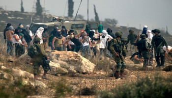 الصهاينة يعتدون على شقيقين في قرية برقا شرقي رام الله