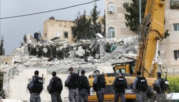 سلطات الكيان الصهيوني تجبر عائلة مقدسية على هدم منزلها ذاتيا