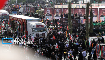 الشعب الإيراني يرسم لوحة من التآزر والتعاضد في تشييع مهيب للشهداء القادة