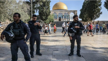 عشرات المستوطنين يقتحمون باحات المسجد الأقصى