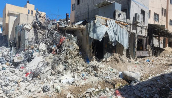 العدو الصهيوني يشرع بهدم مبانٍ سكنية في مخيم طولكرم