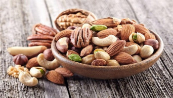 الفستق أم عين الجمل: أيهما أكثر فائدة للصحة؟
