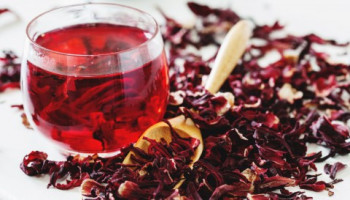 شاي الكركديه.. مشروب طبيعي لخفض ضغط الدم مع محاذير صحية