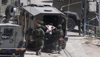 قوات العدو تعتقل 13 فلسطينياً من الضفة الغربية