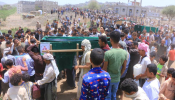 تشييع جثامين الأطفال الخمسة الذين استشهدوا بقصف مرتزقة العدوان في مديرية التعزية