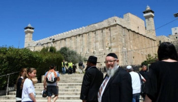 العدو الصهيوني يسحب صلاحيات إدارة الحرم الإبراهيمي من الأوقاف وينقلها للمستوطنين