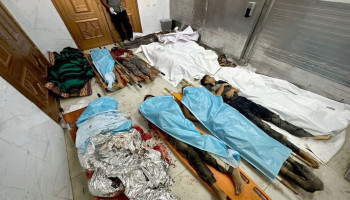 ارتقاء 20 شهيداً وعشرات المصابين بانقلاب شاحنة فوق عشرات المُجوّعين بغزة