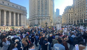 تظاهرة أمام قصر "ترامب" بنيويورك تطالب بوقف حرب إبادة غزة
