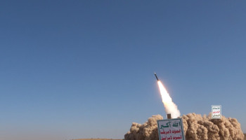 صاروخ يمني يغلق المجال الجوي لفلسطين المحتلة وصفارات الإنذار تدوي في الكيان الغاصب