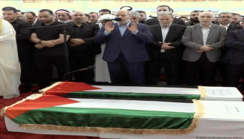 القيادي خليل الحية يؤدي صلاة الجنازة على نجله وشهداء محاولة الاغتيال في الدوحة