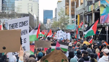 الآلاف يشاركون في مسيرة كبرى في نيوزيلندا رفضًا للمجازر الصهيونية بغزة