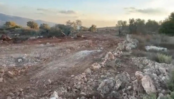 العدو الصهيوني يشرع بتجريف أراضٍ في حوسان غربي بيت لحم