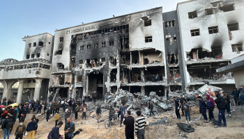 مدير مجمع الشفاء الطبي بغزة: العدو يسعى لإخراج المستشفى عن الخدمة ونطالب بحماية دولية