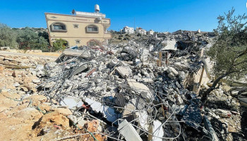 الضفة المحتلة.. تدمير 3 منازل في بروقين ومستوطنون يعتدون على مزارعين ويسرقون محصول الزيتون