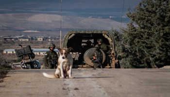 العدو الصهيوني يواصل استباحة الأراضي السورية ويقيم حاجزاً في ريف القنيطرة