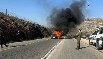 نجاة فتاة ووالدها من هجوم مستوطنين صهاينة أحرق سيارتهما قرب اللبن الشرقية