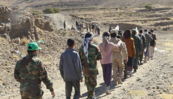 مسير وتطبيق قتالي ووقفة لخريجي دورات التعبئة في مديرية الثورة بالأمانة