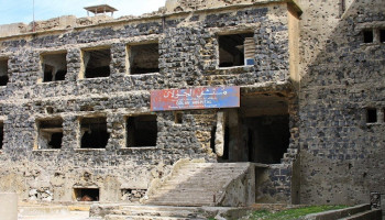 العدو الصهيوني يهدم مبنى مشفى الجولان الأثري في القنيطرة السورية