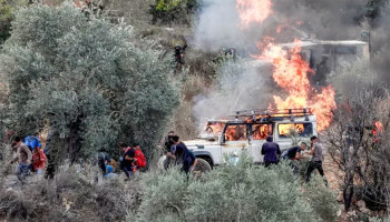 مستوطنون صهاينة يهاجمون بلدة عطارة في رام الله