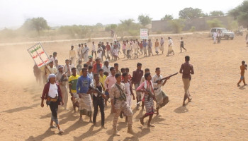 عرض شعبي لخريجي دورات التعبئة في المنصورية بالحديدة