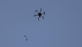 إصابة فلسطيني بنيران طائرة مسيرة للعدو وسط قطاع غزة