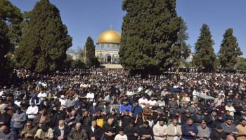 80 ألفًا يؤدون صلاة الجمعة الأولى من شهر رمضان في المسجد الأقصى