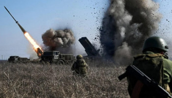 الدفاعات الروسية تُسقط 77 مسيّرة وتدمير مدرعات أوكرانية في "زاباروجيا"