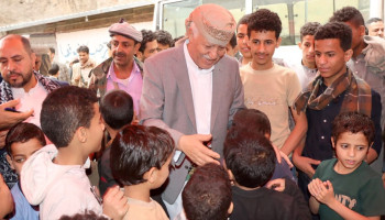 محافظ إب يدشن توزيع الكسوة العيدية لـ 645 يتيمًا ويتيمة