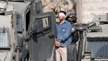 العدو الصهيوني يعتقل صحافيين وأسرى محررين خلال مداهمات بالضفة المحتلة