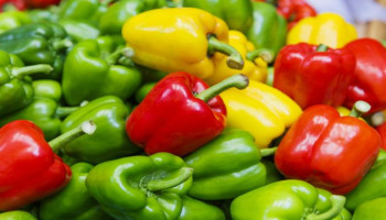 الفلفل الأحمر والأخضر: أيهما الخيار الأفضل لصحتك؟