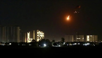 استهداف منظومة الدفاع الجوي في السفارة الأميركية ببغداد واشتعال النيران فيها