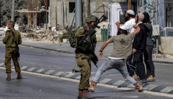 مستوطنون صهاينة يهاجمون مركبات فلسطينية جنوب نابلس