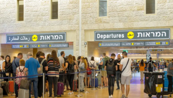 المستوطنون الصهاينة يغادرون الأراضي المحتلة هرباً من الصواريخ الإيرانية