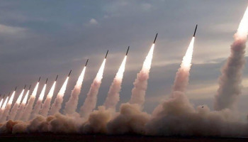 موجة صاروخية إيرانية تضرب الأراضي المحتلة وصفارات الإنذار تدوي في "ديمونا"