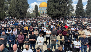 عشرات الآلاف يؤدُّون صلاة الجمعة في المسجد الأقصى المبارك