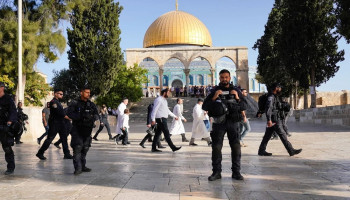 عشرات المستوطنين يقتحمون باحات المسجد الأقصى