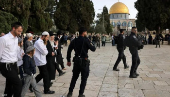 مستوطنون صهاينة يقتحمون باحات المسجد الأقصى