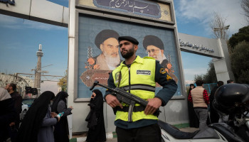 الأمن الإيراني يلقي القبض على عملاء للعدوان وتصادر أسلحة وموادّ متفجّرة