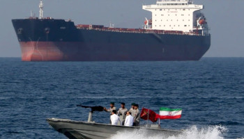 "نيويورك تايمز": إيران تسيطر على مضيق هرمز رغم الحصار الأمريكي