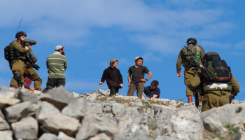 قوات العدو تداهم مناطق عدة في رام الله وهجمات للمستوطنين الصهاينة بالبيرة ونابلس