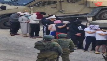 العدو الصهيوني يواصل اقتحامه مخيم قلنديا وسط مداهمات عنيفة شمال القدس المحتلة