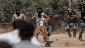 مستوطنون صهاينة يهاجمون المواطنين ويصيبون مواطنا ونجله بجروح جنوب الخليل
