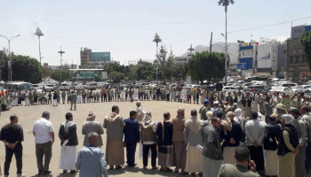 وقفة حاشدة في مديرية التحرير بالأمانة نصرة للقرآن الكريم