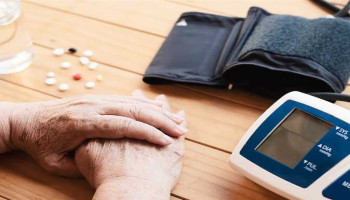 من الرأس إلى القدمين: 7 علامات تشير إلى ارتفاع ضغط الدم في الجسم