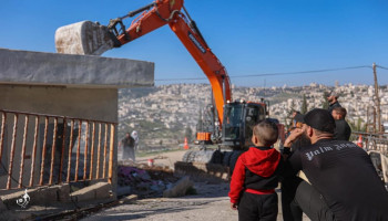 العدو الصهيوني يهدم مخازن تجارية في برطعة الشرقية
