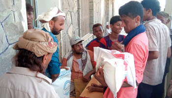 توزيع سلال غذائية لـ 330 أسرة فقيرة في مديرية المنيرة بالحديدة