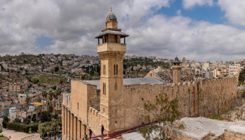 العدو الصهيوني يواصل منع رفع الأذان في المسجد الإبراهيمي لليوم الثامن
