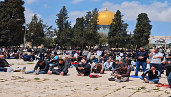 50 ألفًا يؤدون صلاة الجمعة في الأقصى رغم قيود العدو الإسرائيلي